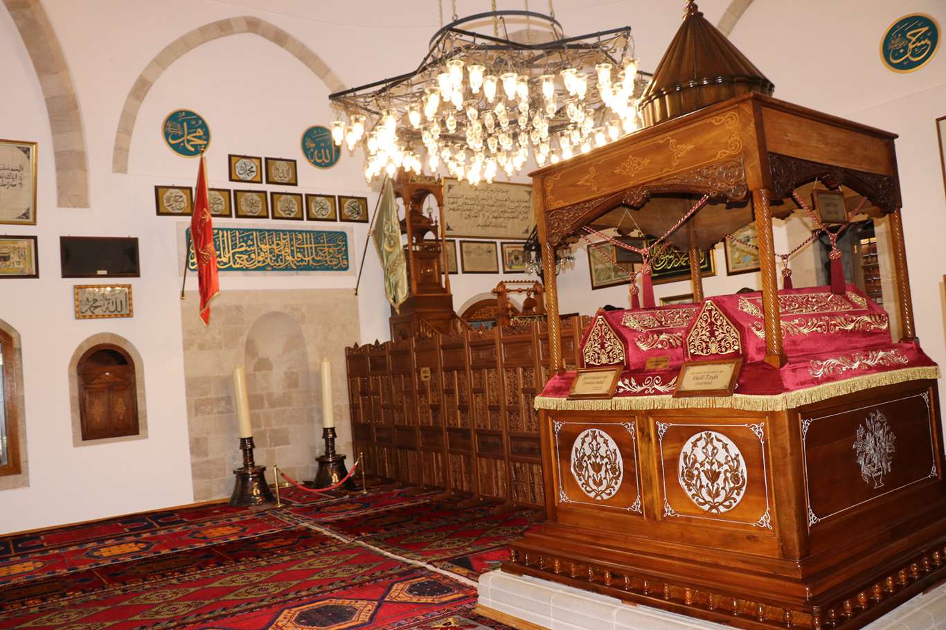 Günde binlerce ziyaretçinin uğradığı Somuncu Baba Türbesi'nde sessizlik hâkim! Günde binlerce ziyaretçinin uğradığı Somuncu Baba Türbesi'nde sessizlik hâkim!